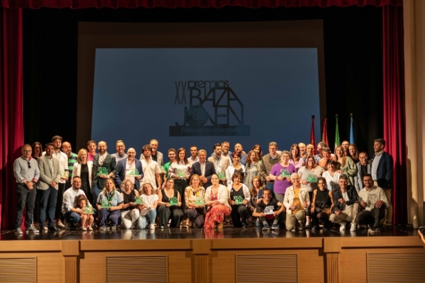 Foto de familia tras los premios Baza joven (AYTO. BAZA)
