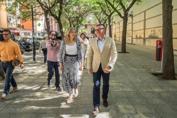 El portavoz del Grupo Parlamentario Vox en el Parlamento de Andalucía, Manuel Gavira, y la candidata a la Alcaldía de Granada, Beatriz Sánchez Agustino (VOX)