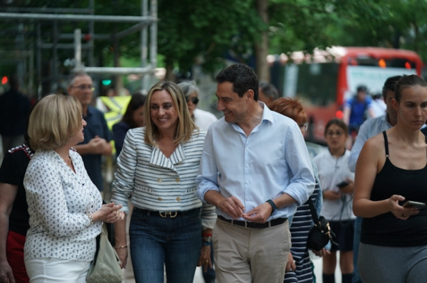 Juanma Moreno junto a Marifrán Carazo (PP) 