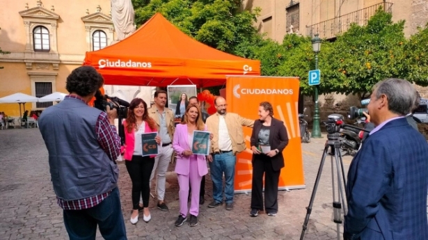 La candidata de Ciudadanos a la Alcaldía de Granada, Concha Insúa, durante la presentación del programa electoral. (CS)