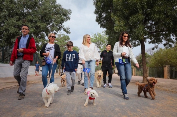 Marifrán Carazo paseando a su mascota (PP) 