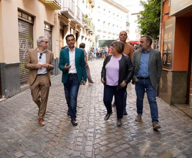 Imagen de la visita a la Calle Elvira (PSOE)