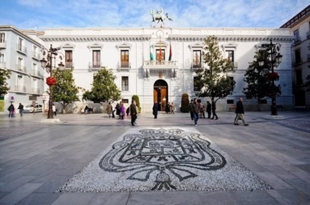 Imagen del Ayuntamiento de Granada, en la Plaza del Carmen (AYUNTAMIENTO)