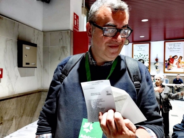 El candidato de Adelante Andalucía a la Alcaldía de Granada, Paco Cabello, ha votado en el Colegio Virgen de Gracia (ADELANTE ANDALUCÍA) 