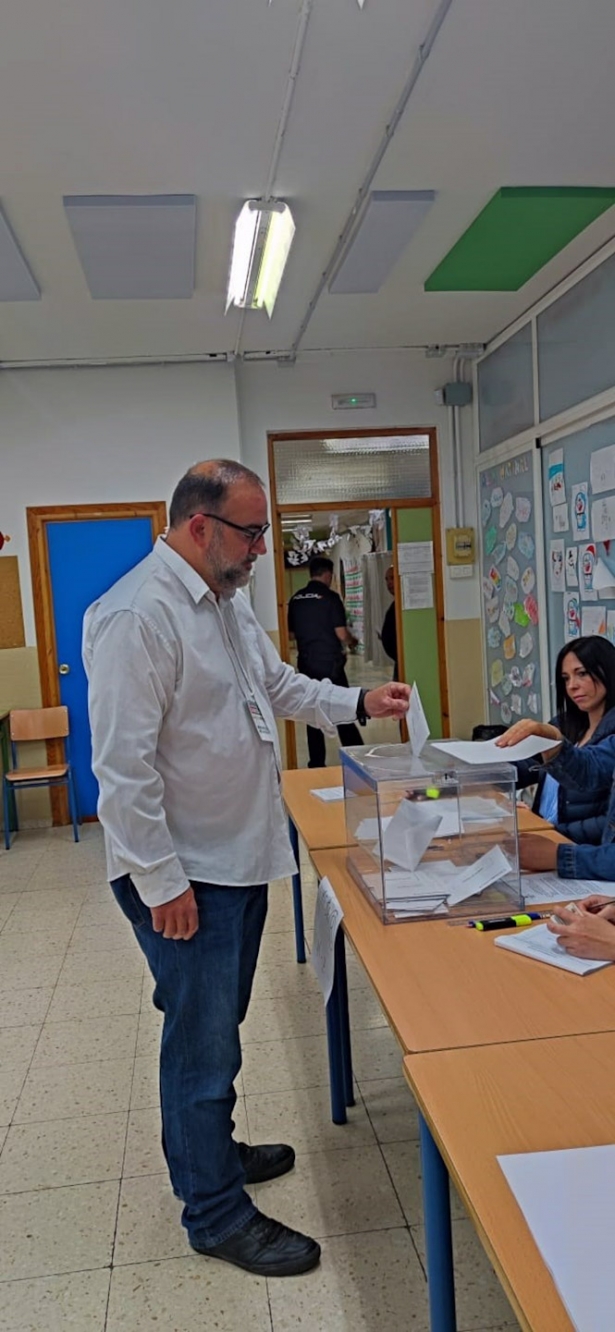 El candidato de Granada Unida a la Alcaldía, Paco Puentedura, ha votado en torno a las 9,30 horas de este domingo en el colegio San Juan de Dios del Cerrillo de Maracena (GRANADA UNIDA)