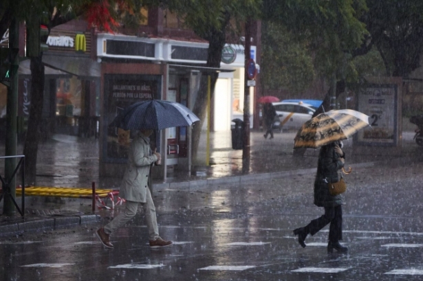 Dos mujeres se refugian de la lluvia en sus paraguas (JOAQUÍN CORCHERO / EUROPA PRESS)