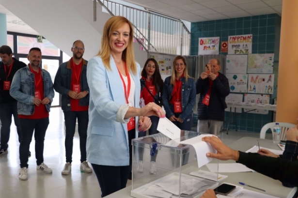 La socialista Berta Linares votando en la mañana de este domingo (PSOE) 