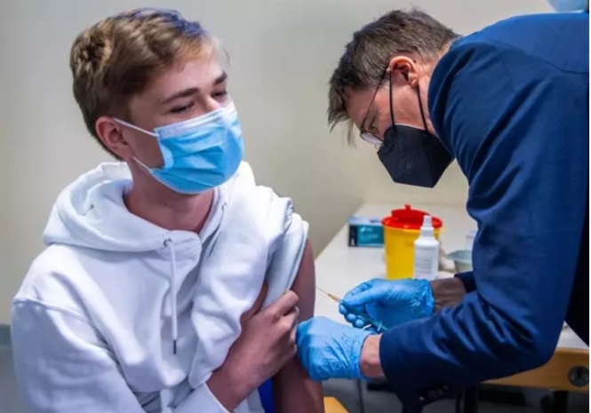 Un sanitario suministra una dosis de la vacuna covid (JENS BÜTTNER/DPA POOL/DP- JENS BÜTTNER/DPA POOL/DPA) Un sanitario suministra una dosis de la vacuna covid (JENS BÜTTNER/DPA POOL/DP- JENS BÜTTNER/DPA POOL/DPA)