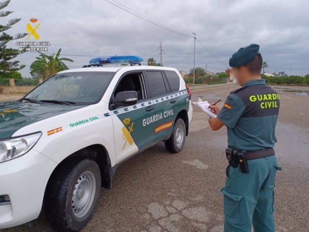 Agente de la Guardia Civil junto a un vehículo (OPC)