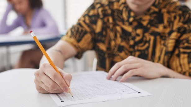 Imagen de recurso de una universitaria completando un examen (UGR)