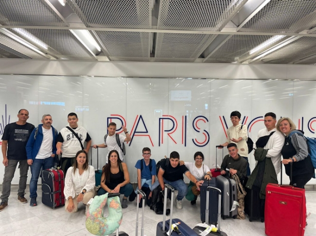 Alumnos con discapacidad a su llegada a París (AVE MARÍA)