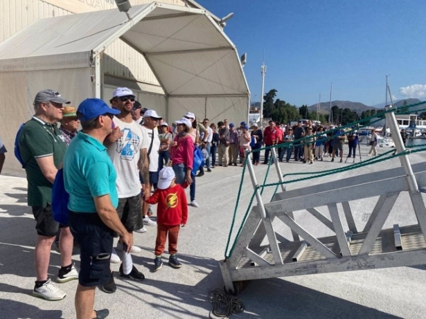 Un grupo de personas espera para poder visitar uno de los buques de la Armada (PUERTO DE MOTRIL)