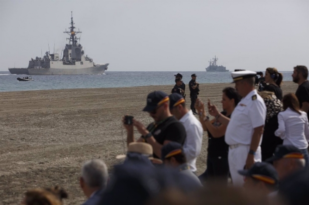 Su Majestad el Rey Felipe VI asiste a los actos con motivo del Día de la Fuerzas Armadas en la ciudad de Motril, donde preside la revista aeronaval a bordo del buque de acción marítima `Furor en Motril (ALEX CÁMARA) 
