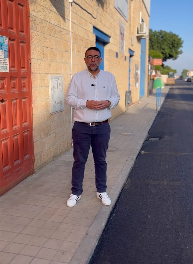 El alcalde en funciones de Vegas en el Vial de Belicena que se está asfaltando (AYTO. VEGAS DEL GENIL) El alcalde en funciones de Vegas en el Vial de Belicena que se está asfaltando (AYTO. VEGAS DEL GENIL)