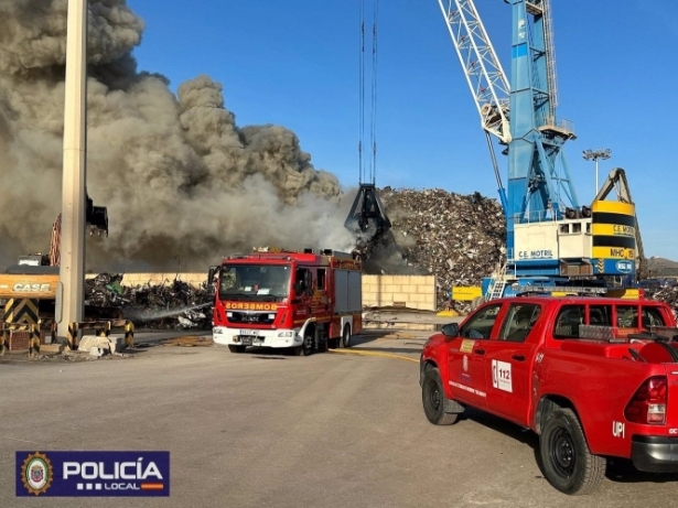 La Policía pide precaución a los vecinos tras un aparatoso incendio de residuos en el Puerto de Motril (AYUNTAMIENTO) 