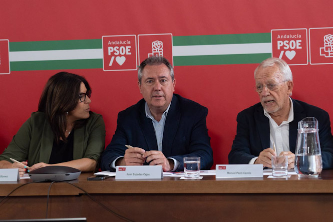 El secretario general del PSOE de Andalucía, Juan Espadas (c) junto a la portavoz del PSOE, Ángeles Ferrez, (i) y el presidente del PSOE Andaluz, Manuel Pezzi (FRANCISCO J. OLMO)