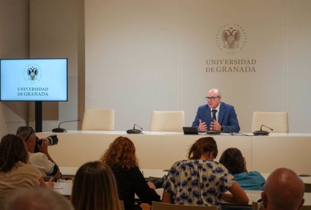 Pedro Mercado, en rueda de prensa en el Hospital Real (UGR) 