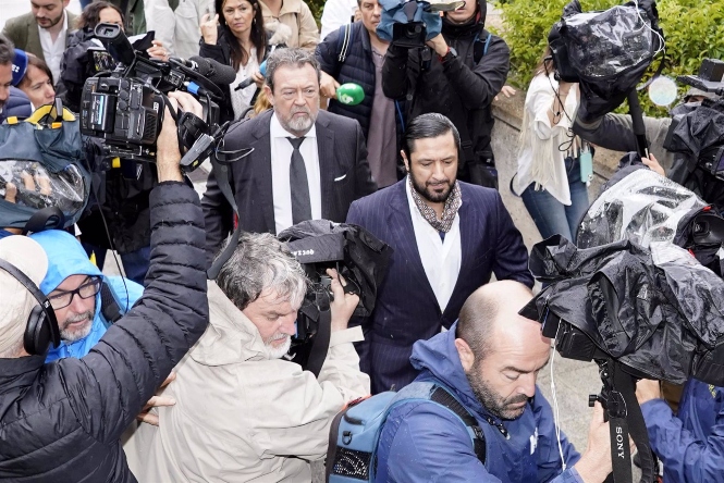 Rafael Amargo acude a la Audiencia Provincial de Madrid junto a su abogado, Jaime Caballero (ÁNGEL DÍAZ BRIÑAS)