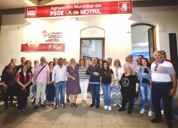 Flor Almón y simpatizantes socialistas el pasado 28M (PSOE)