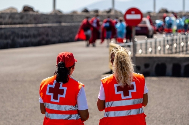 Imagen de archivo de dos trabajadoras de la Cruz Roja, a la llegada de una patera (EUROPA PRESS) 