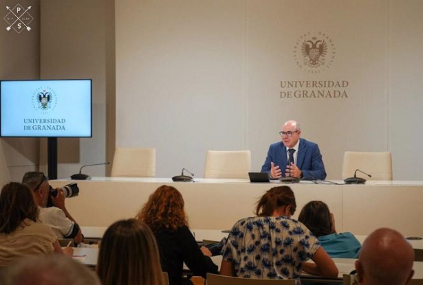 Pedro Mercado, en la rueda de prensa en la que presentó su equipo en el Hospital Real (UGR)