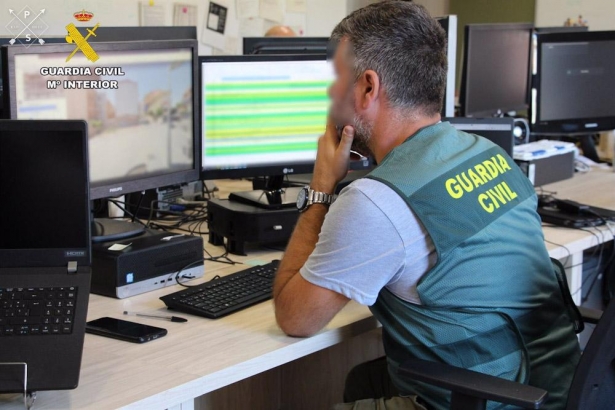 Agente de la Guardia Civil junto a un ordenador. Archivo (GUARDIA CIVIL)