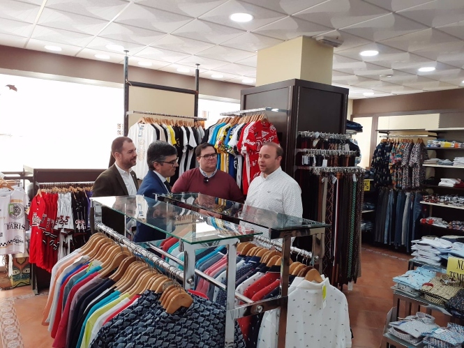 El delegado de Empleo de la Junta en Granada, Javier Martín, durante la visita a un comercio de ropa de Almuñécar (JUNTA) El delegado de Empleo de la Junta en Granada, Javier Martín, durante la visita a un comercio de ropa de Almuñécar (JUNTA)