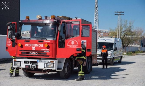 Imagen de archivo de un camión de Bomberos de Granada y ambulancia (EMERGENCIAS 112 ANDALUCÍA)