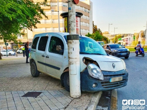 El vehículo se empotró contra una farola (POLICÍA LOCAL DE GRANADA) 