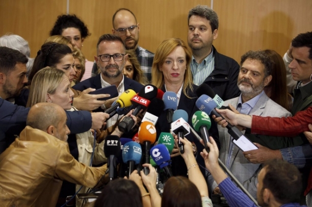La alcaldesa de Maracena, Berta Linares, atendiendo a los medios (ÁLEX CÁMARA / EUROPA PRESS)