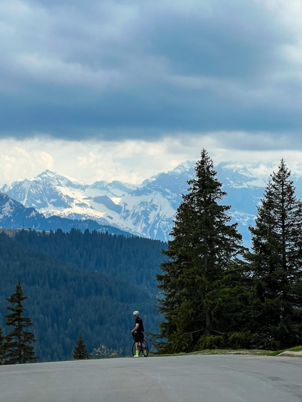 El ciclista que escaló hasta arriba de los Alpes para ver rocas del fondo oceánico (PETE LIPPERT)