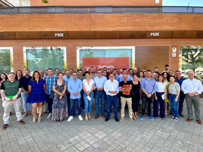 Pepe Entrena y Antonio Gutiérrez Limones junto a secretarios-as generales del PSOE en la provincia (PSOE) Pepe Entrena y Antonio Gutiérrez Limones junto a secretarios-as generales del PSOE en la provincia (PSOE)