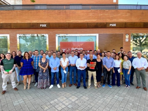 Pepe Entrena y Antonio Gutiérrez Limones junto a secretarios-as generales del PSOE en la provincia (PSOE) 