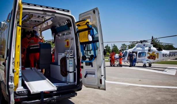 Ambulancia junto a un helicóptero (112) 