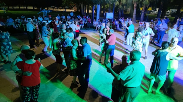 `Bailes al fresquito` organizados por el Ayuntamiento de Huétor Tájar (AYTO. HUÉTOR TÁJAR)
