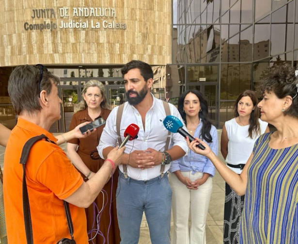 Jacobo Robatto atiende a los medios (VOX)