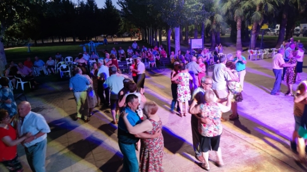 `Bailes al fresquito` organizados por el Ayuntamiento de Huétor Tájar (AYTO. HUÉTOR TÁJAR) 