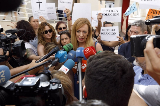 La ex alcaldesa de Maracena, Berta Linares, atiende a los medios a su llegada a los juzgados (ÁLEX CÁMARA-EUROPA PRESS)