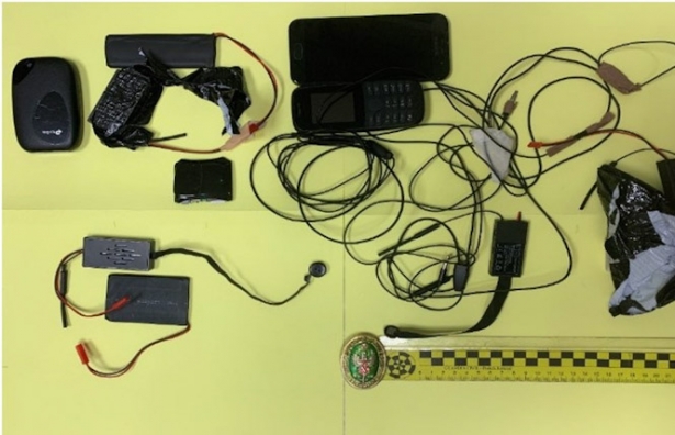 Dispositivos electrónicos usados para copiar en exámenes teóricos del carné de conducir (GUARDIA CIVIL)