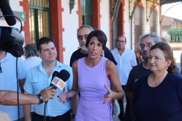 Martina Velarde atiende a los medios. (SUMAR)