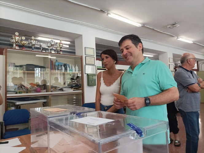 La coordinadora de Podemos en Andalucía, Martina Velarde, en un colegio electoral de Granada junto al número dos de Sumar en la provincia, José Eduardo Muñoz (SUMAR) La coordinadora de Podemos en Andalucía, Martina Velarde, en un colegio electoral de Granada junto al número dos de Sumar en la provincia, José Eduardo Muñoz (SUMAR)