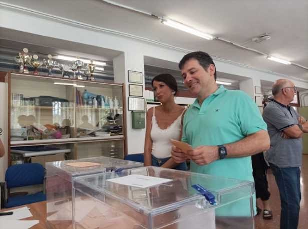 La coordinadora de Podemos en Andalucía, Martina Velarde, en un colegio electoral de Granada junto al número dos de Sumar en la provincia, José Eduardo Muñoz (SUMAR)