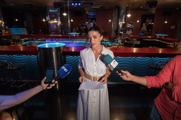 Macarena Olona atiende a los medios de comunicación en el club Geisha (ÁLEX CÁMARA / EUROPA PRESS)