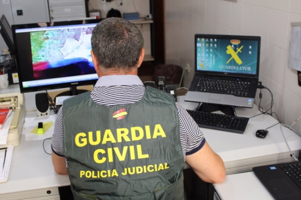 Un agente de la Guardia Civil inspecciona archivos en un ordenador (EUROPA PRESS/GUARDIA CIVIL)