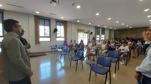 El delegado de Empleo, Javier Martín, en Albolote durante la presentación de un proyecto del Programa de Formación y Empleo (JUNTA) 