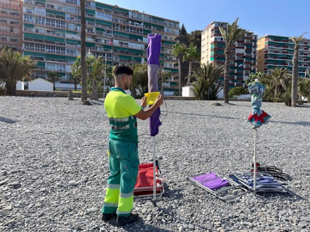 Operario de Playas señaliza sombrillas este pasado fin de semana (AYUNTAMIENTO)
