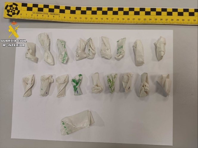 Papelinas de cocaína incautadas en una operación contra el tráfico de drogas en Almuñécar (GUARDIA CIVIL) Papelinas de cocaína incautadas en una operación contra el tráfico de drogas en Almuñécar (GUARDIA CIVIL)