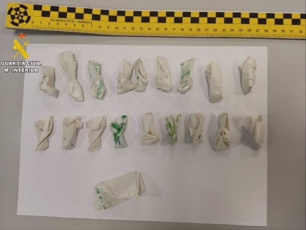 Papelinas de cocaína incautadas en una operación contra el tráfico de drogas en Almuñécar (GUARDIA CIVIL) 