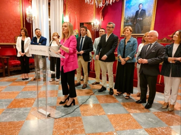 Marifrán Carazo, en imagen de archivo con su equipo en el Ayuntamiento de Granada (EUROPA PRESS) 