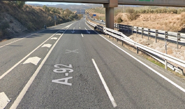 Imagen del kilómetro 185 de la A-92, en su paso por la localidad granadina de Loja, donde se produjo este pasado domingo, 27 de agosto de 2023, un accidente de tráfico con una mujer fallecida (112)